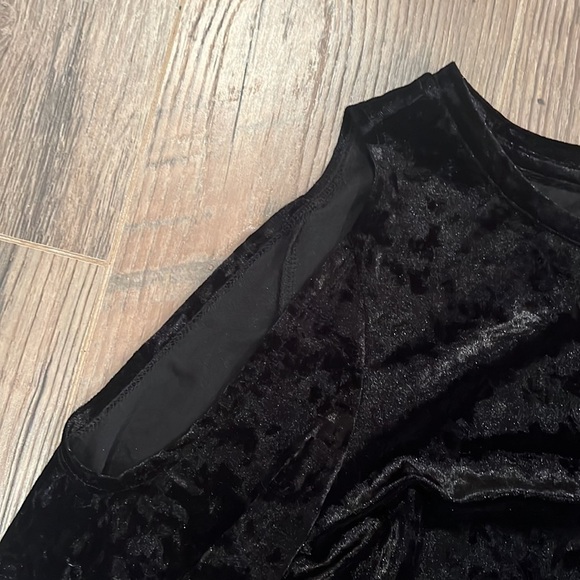SANCTUARY Woman’s Black Velvet Cold Shoulder Long Sleeve Size Medium - Picture 2 of 5